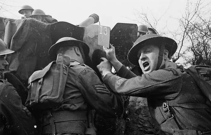 Framed Print : Push. 6th February 1943: A group of soldiers attempt to move a six-pounder Framed Print : Push. 6th February 1943: A group of soldiers attempt to move a six-pounder