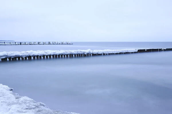 Groynes on the Baltic Sea in winter, Zingst, Fischland-Darss-Zingst, Mecklenburg-Western Pomerania, Germany