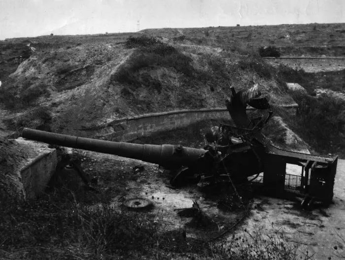 Framed Print : Gun Position