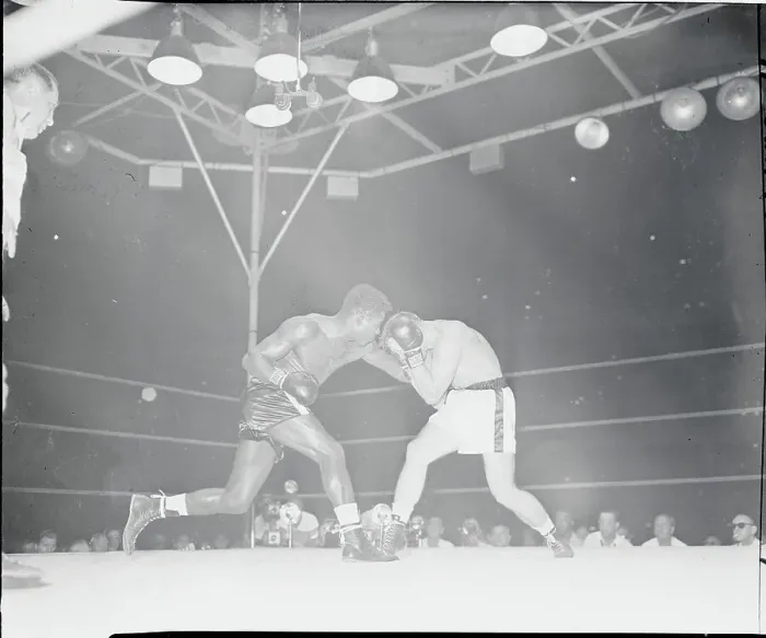 Framed Print : Gus Lesnevich Fighting Ezzard Charles Framed Print : Gus Lesnevich Fighting Ezzard Charles