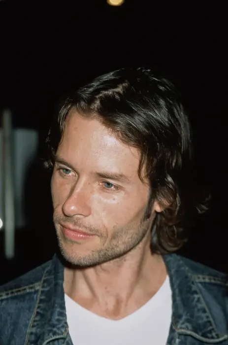 Framed Print : Guy Pearce Attends Memento Premiere Framed Print : Guy Pearce Attends Memento Premiere