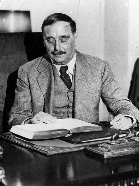H G Wells. circa 1916: H G Wells (Herbert George Wells