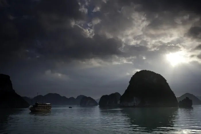 Framed Print : Ha Long Bay, Vietnam. UNESCO declared World Herita Framed Print : Ha Long Bay, Vietnam. UNESCO declared World Herita