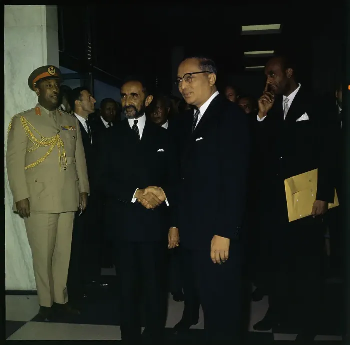 Framed Print : Haile Sellasie I and U Thant Shaking Hands Framed Print : Haile Sellasie I and U Thant Shaking Hands