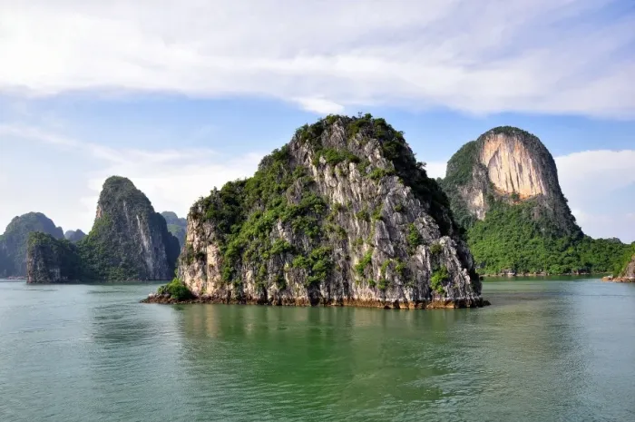 Framed Print : Halong Bay, Vietnam, Asia Framed Print : Halong Bay, Vietnam, Asia