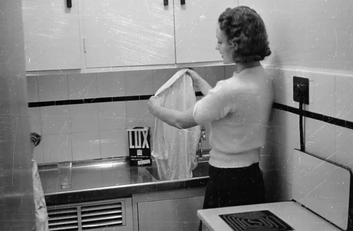 Framed Print : Hand Wash. 22nd October 1938: Wanda Cochran, an American showgirl working Framed Print : Hand Wash. 22nd October 1938: Wanda Cochran, an American showgirl working