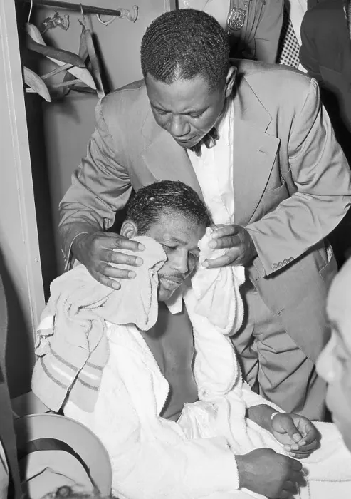 Framed Print : Handler Wipes Sugar Ray Robinson's Face Framed Print : Handler Wipes Sugar Ray Robinson's Face