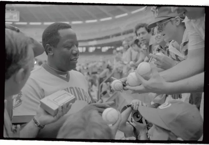Framed Print : Hank Aaron Signing Autographs