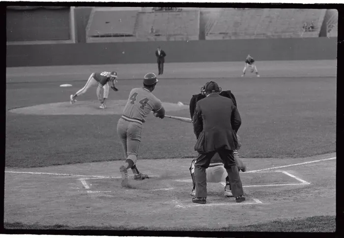 Framed Print : Hank Aaron Swinging for a Record Framed Print : Hank Aaron Swinging for a Record