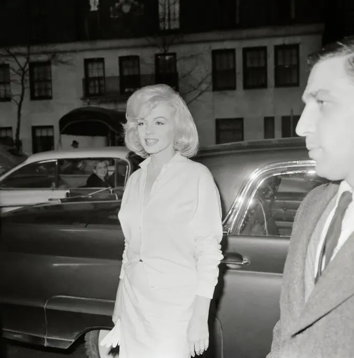 Framed Print : A Happy Marilyn Monroe Leaving Hospital Framed Print : A Happy Marilyn Monroe Leaving Hospital