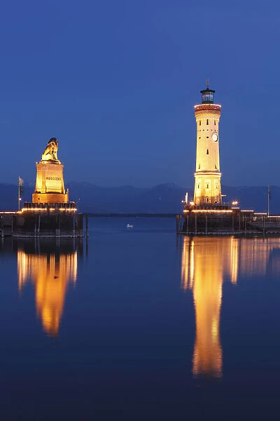 Harbour with lighthouse and Bavarian lion at dusk, Lindau on Lake Constance, Swabia, Bavaria, Germany, Europe, PublicGround