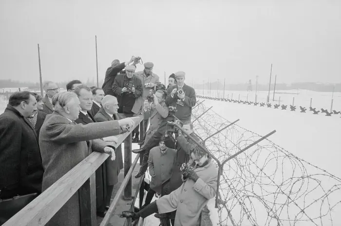 Framed Print : Harold Wilson Looking Over the Berlin Wall Framed Print : Harold Wilson Looking Over the Berlin Wall