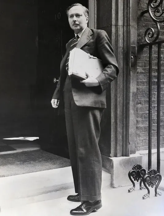 Framed Print : Harold Wilson Outside 10 Downing Street Framed Print : Harold Wilson Outside 10 Downing Street