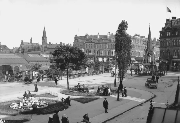 Framed Print : Harrogate. The station square with the monument Framed Print : Harrogate. The station square with the monument
