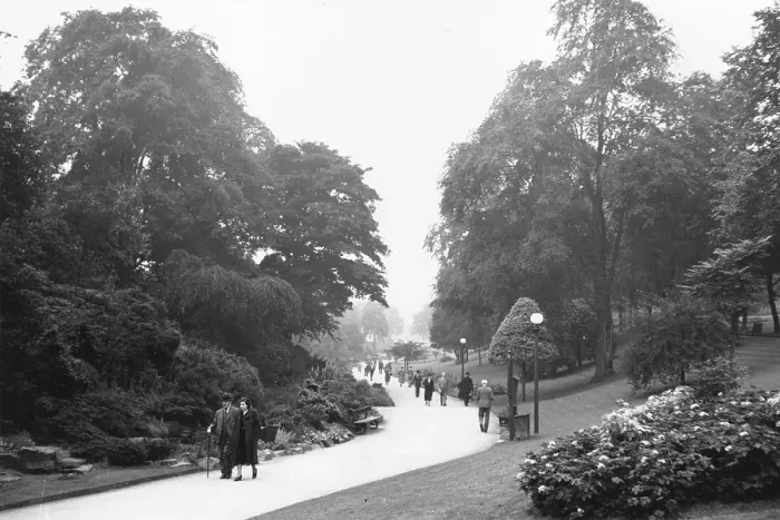 Framed Print : Harrogate Walk Framed Print : Harrogate Walk