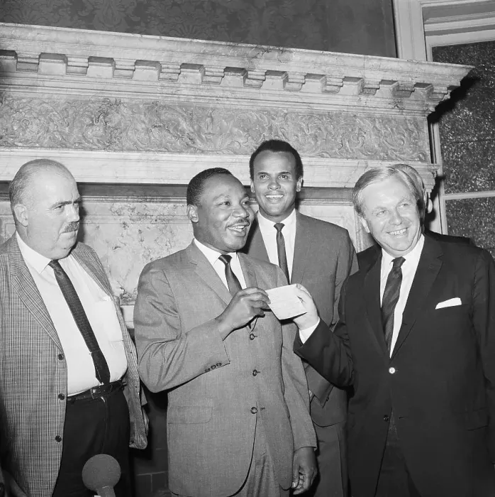 Framed Print : Harry Belafonte Anf Dr. King In New York Framed Print : Harry Belafonte Anf Dr. King In New York