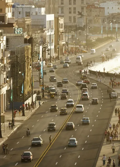 Framed Print : Havana. Traffic on El Malecon Framed Print : Havana. Traffic on El Malecon