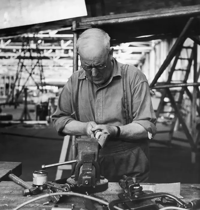 Framed Print : de Havilland Worker Framed Print : de Havilland Worker