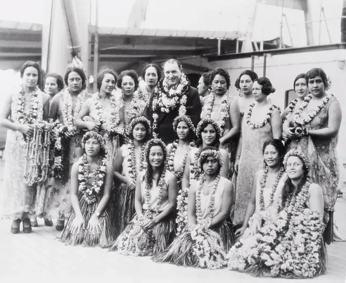 Framed Print : Hawaiian Girls Surrounding Robert Ripley Framed Print : Hawaiian Girls Surrounding Robert Ripley