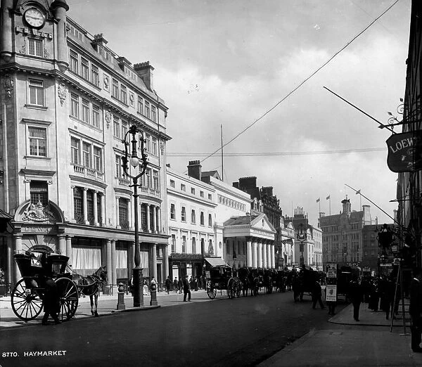 Haymarket. 1908: Hansom cabs wait for custom outside a theatre in Londons Haymarket