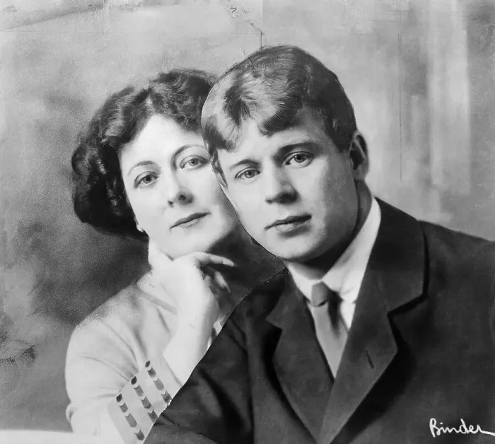 Framed Print : Head Shot of Isadora Duncan and Serge Yessenin Framed Print : Head Shot of Isadora Duncan and Serge Yessenin