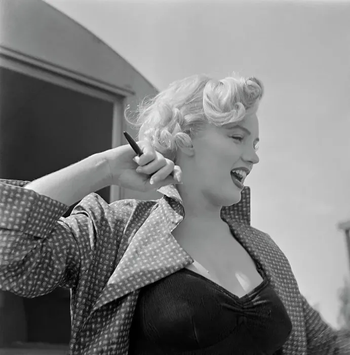 Framed Print : Head and Shoulders Portrait of Marilyn Monroe Framed Print : Head and Shoulders Portrait of Marilyn Monroe