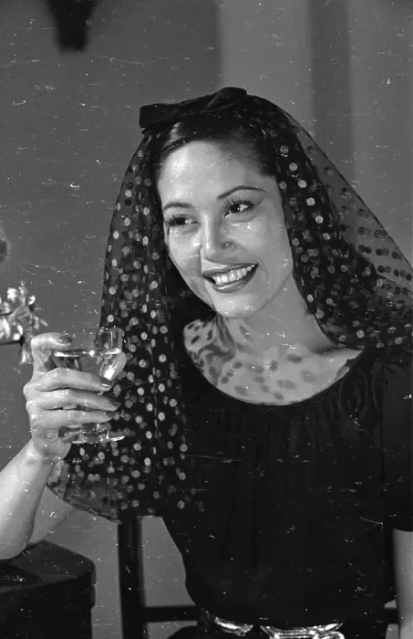 Framed Print : Headdress. A model wearing a spotted diaphanous headdress, 31st July 1943 Framed Print : Headdress. A model wearing a spotted diaphanous headdress, 31st July 1943