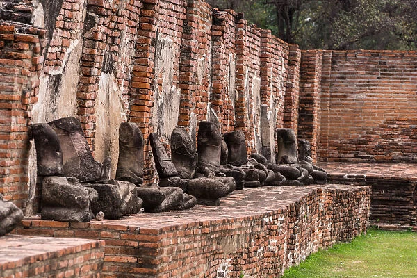 Headless statues of Buddha