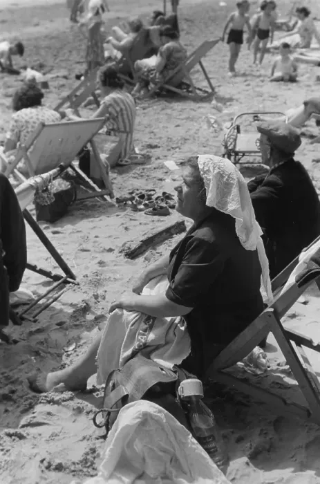 Framed Print : Heat Wave. August 1952: Londoners enjoying the August sun on the Thames-side beach Framed Print : Heat Wave. August 1952: Londoners enjoying the August sun on the Thames-side beach