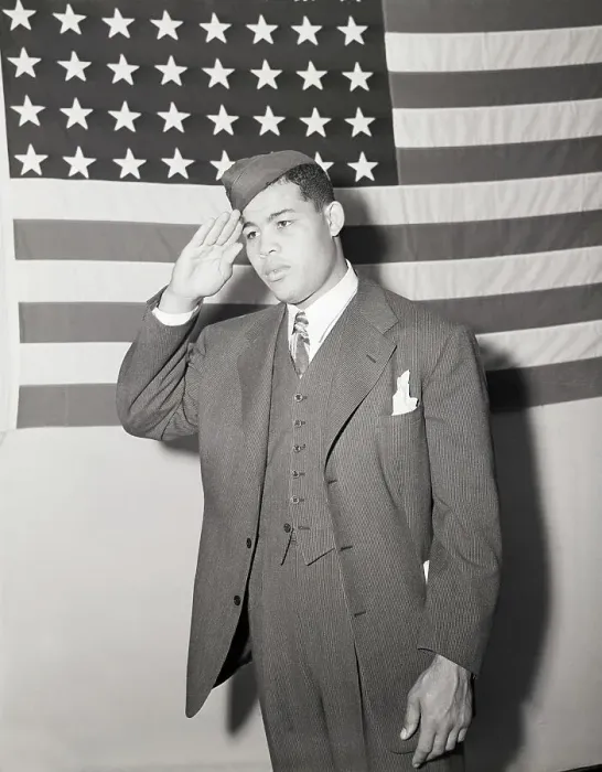 Framed Print : Heavyweight Boxing Champion Joe Louis Saluting the Flag Framed Print : Heavyweight Boxing Champion Joe Louis Saluting the Flag