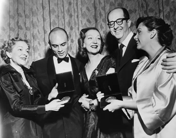 Framed Print : Helen Hayes with Tony Award Winners Framed Print : Helen Hayes with Tony Award Winners