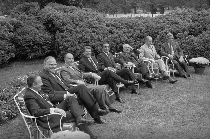Framed Print : Helmut Kohl Relaxing with Other Heads of State Framed Print : Helmut Kohl Relaxing with Other Heads of State