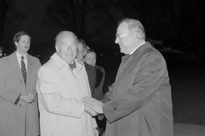 Framed Print : Helmut Kohl Shaking Hands with George Shultz Framed Print : Helmut Kohl Shaking Hands with George Shultz