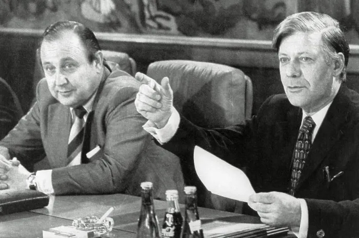 Framed Print : Helmut Schmidt Gesturing with Hands at a Cabinet Meeting Framed Print : Helmut Schmidt Gesturing with Hands at a Cabinet Meeting