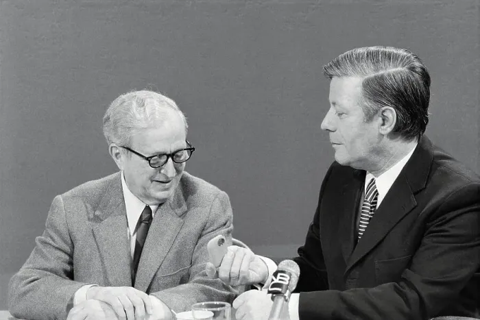 Framed Print : Helmut Schmidt Inviting Lawrence Spivak a Try Framed Print : Helmut Schmidt Inviting Lawrence Spivak a Try