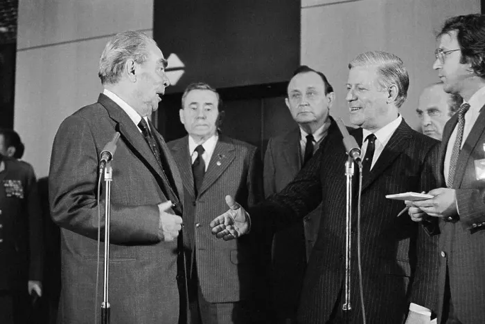 Framed Print : Helmut Schmidt Outstretching Hand to Leonid Brezhnev Framed Print : Helmut Schmidt Outstretching Hand to Leonid Brezhnev