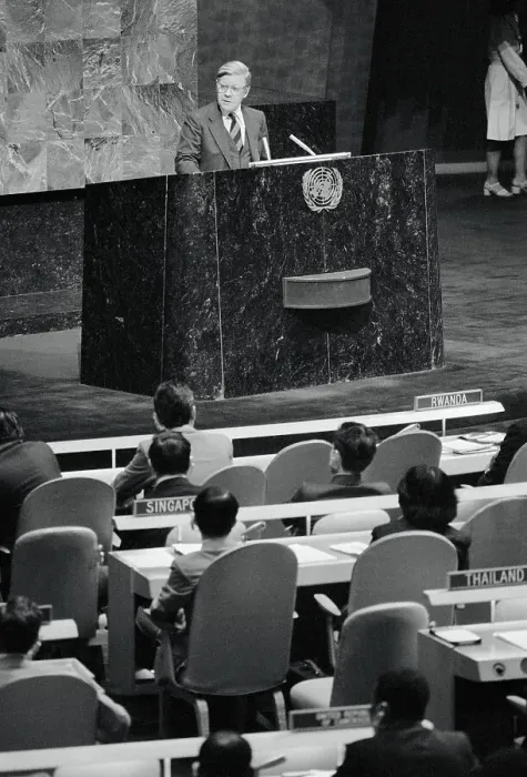 Framed Print : Helmut Schmidt Speaking About Disarmament
