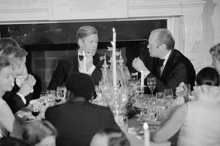 Framed Print : Helmut Schmidt Talking with President Gerald Ford Framed Print : Helmut Schmidt Talking with President Gerald Ford