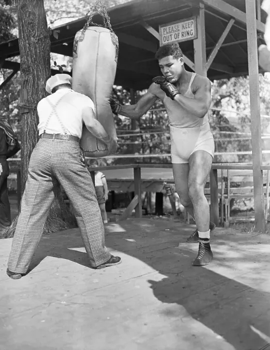 Framed Print : Henry Armstrong Holding Bag for Joe Louis