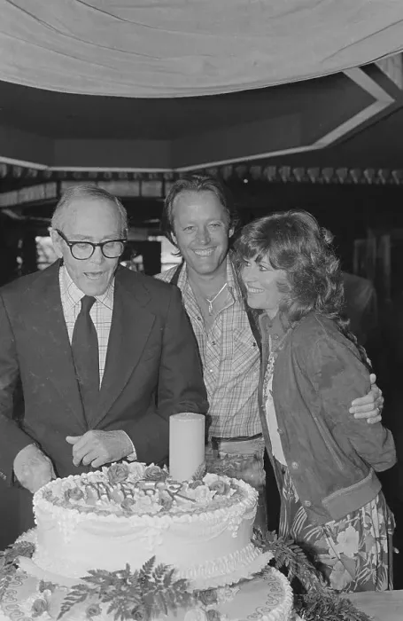 Framed Print : Henry Fonda with his Famous Children Framed Print : Henry Fonda with his Famous Children