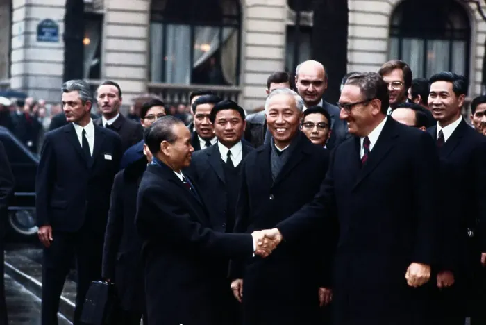 Framed Print : Henry Kissinger and Le Duc Tho Shaking Hands Framed Print : Henry Kissinger and Le Duc Tho Shaking Hands
