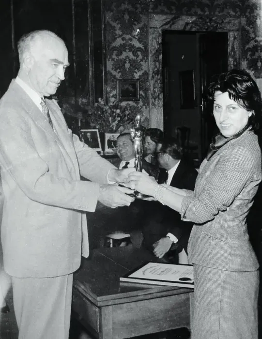 Framed Print : Henry Luce Presenting Oscar to Anna Magnani Framed Print : Henry Luce Presenting Oscar to Anna Magnani
