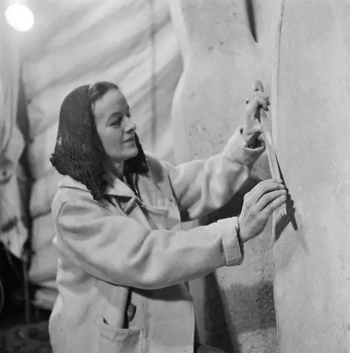 Framed Print : Hepworth Working On Contrapuntal Forms Framed Print : Hepworth Working On Contrapuntal Forms