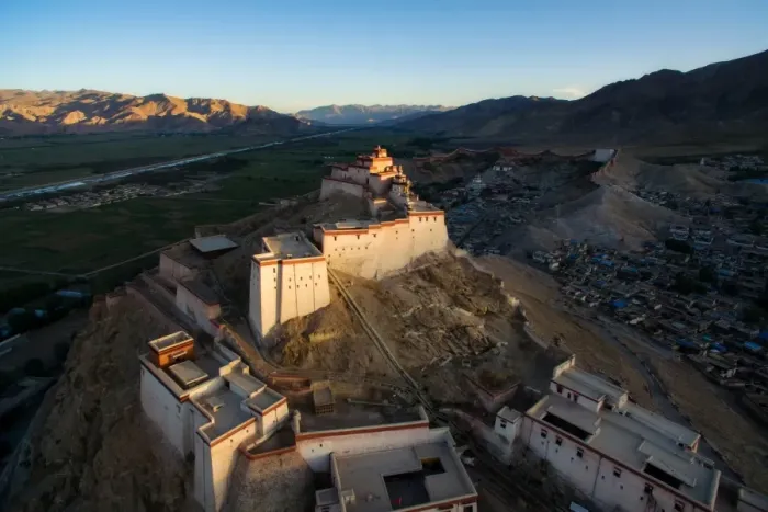 Framed Print : The high angle view of Gyantse Dzong, Tibet, China Framed Print : The high angle view of Gyantse Dzong, Tibet, China