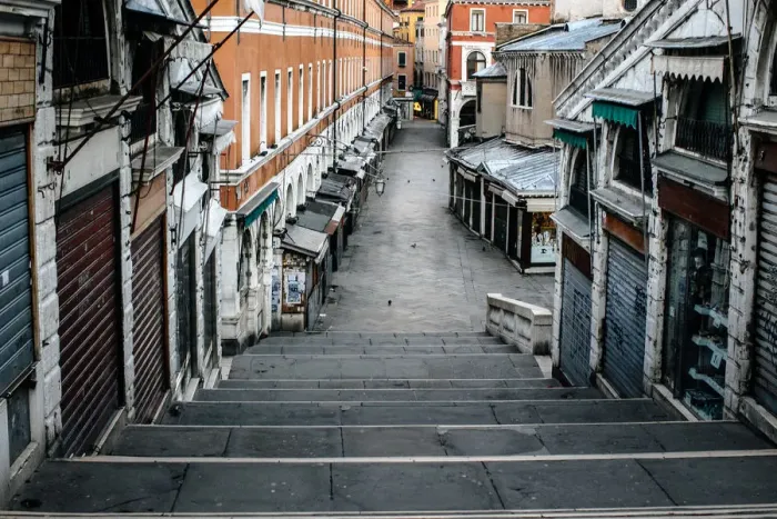 Framed Print : High-angle view on empty Venetian street from Rialto bridge Framed Print : High-angle view on empty Venetian street from Rialto bridge