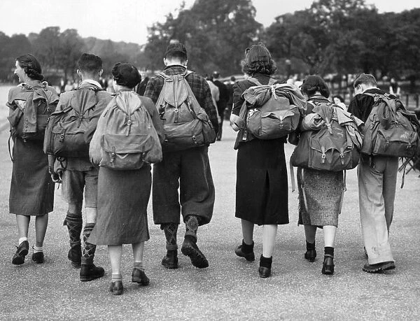 Hikers. circa 1940: A group of hikers from the Nottingham Hiking Club walking in Hyde Park