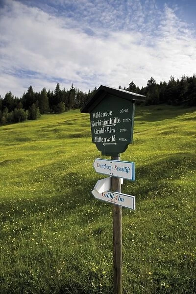 Hiking sign, Groeblalm mountain pastures near Mittenwald, Karwendelgebirge mountains, Werdenfelser Land area, Upper Bavaria, Bavaria, Germany, Europe