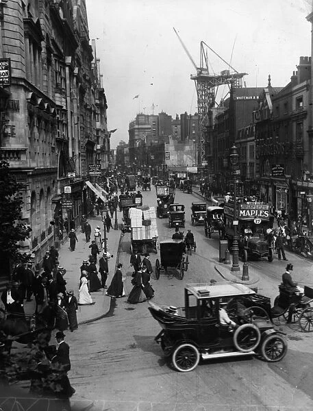 Holborn. 1912: Traffic and passers-by at Holborn in London