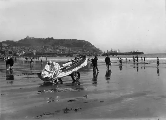 Framed Print : Holidaymakers on the sands at Scarborough, 1923 Framed Print : Holidaymakers on the sands at Scarborough, 1923