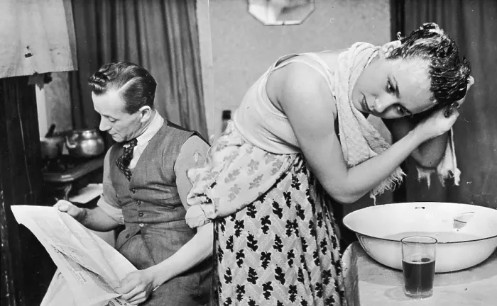 Framed Print : Home Life. Hairdresser Betty Burden washing her hair at home in Birmingham Framed Print : Home Life. Hairdresser Betty Burden washing her hair at home in Birmingham